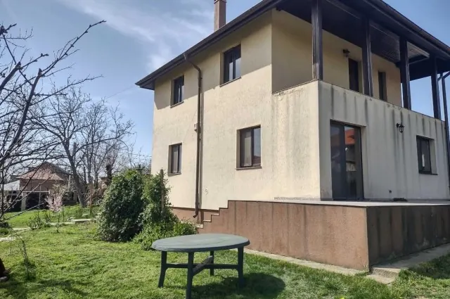 Casă de vânzare în Brănești – Locuință perfectă pentru o familie liniștită, cu teren generos și utilități complete, fotografia 2